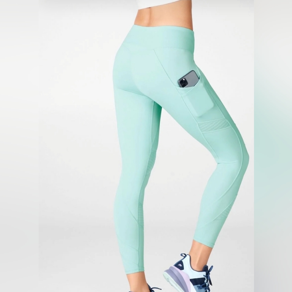 Anywhere Motion365® High-Waisted Moto 7/8 Legging size small